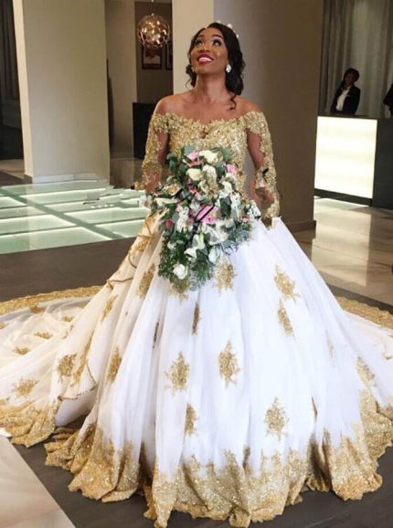 Luxurious Tulle Ball Gown Wedding Dress with Lace Appliques