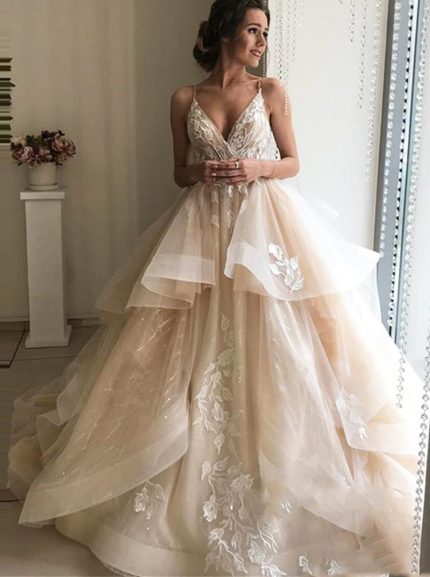 Luxurious Tulle A-line Wedding Dress with Lace Appliques