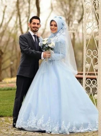 Princess-Style Wedding Gown with Lace Appliques Long Sleeves