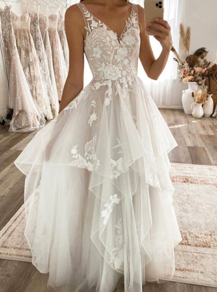 Princess-style Wedding Dress with Lace Appliques and Sweep Train