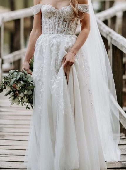 Elegant Off The Shoulder A-line Wedding Dress with Lace Appliques