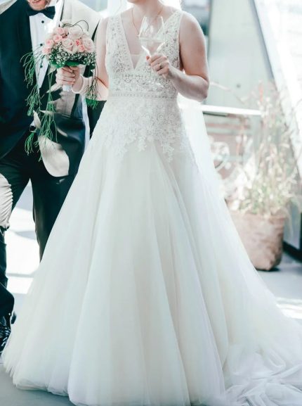 Princess Style Tulle Wedding Gown V Neckline