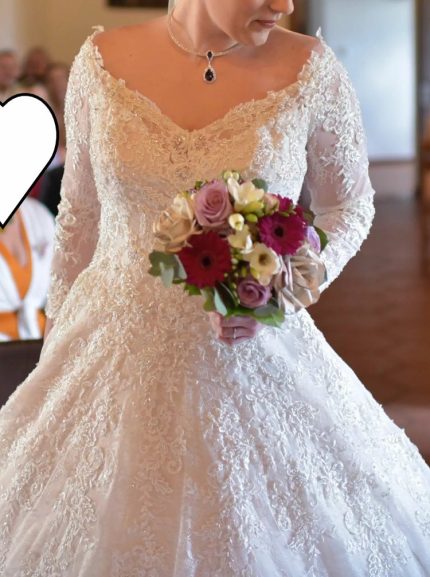 Princess-style Wedding Gown with Lace and Long Sleeves