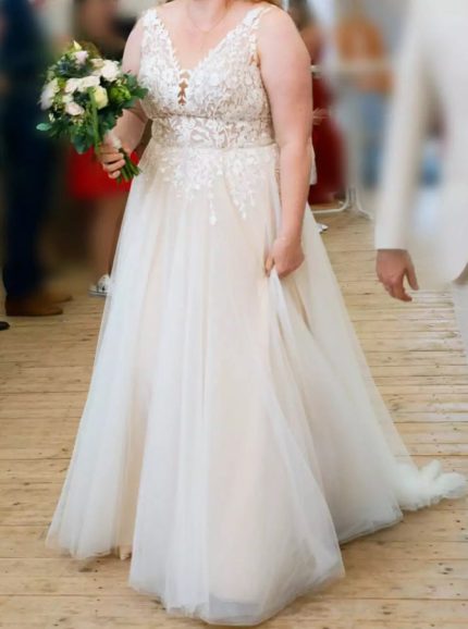 Elegant Style Tulle Wedding Gown with Lace Appliques